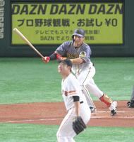 ２回、木浪が右中間に二塁打を放つ（投手は菅野）＝東京ドーム（撮影・堀内翔）