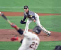 ２回、巨人・岡本（手前）を空振り三振に仕留める先発の阪神・高橋＝東京ドーム（撮影・田中太一）