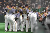 ４回の攻撃前、円陣を組むナイン＝東京ドーム（撮影・田中太一）