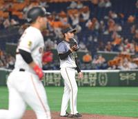 ４回、巨人・岡本（手前）に先制ソロを許す高橋＝東京ドーム（撮影・田中太一）