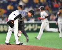 ４回、巨人・岡本（右）に先制ソロを浴びる阪神・高橋＝東京ドーム（撮影・西岡正）