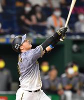 ９回、二飛を打ち上げ、天を仰ぐ大山＝東京ドーム（撮影・西岡正）