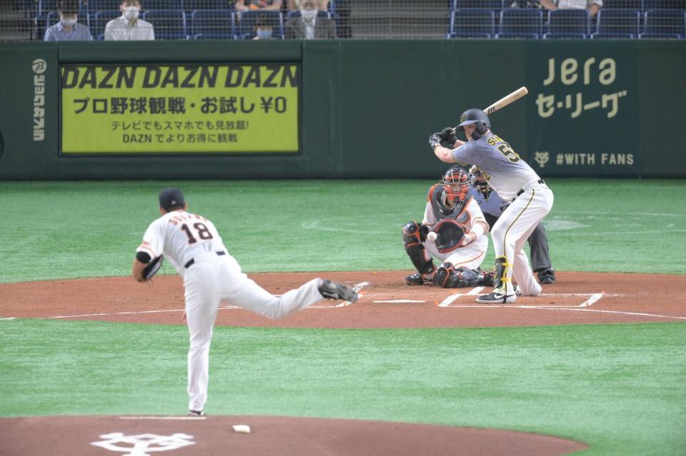 １回、見逃し三振に倒れたサンズ（投手・菅野）＝東京ドーム（撮影・堀内翔）