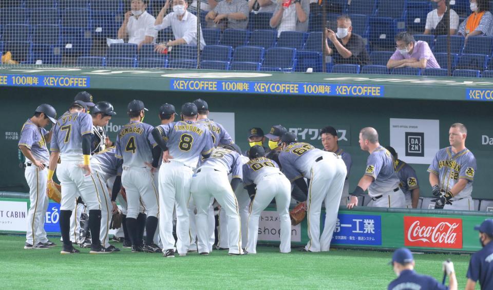 ４回、円陣を組む阪神ナイン＝東京ドーム（撮影・堀内翔）