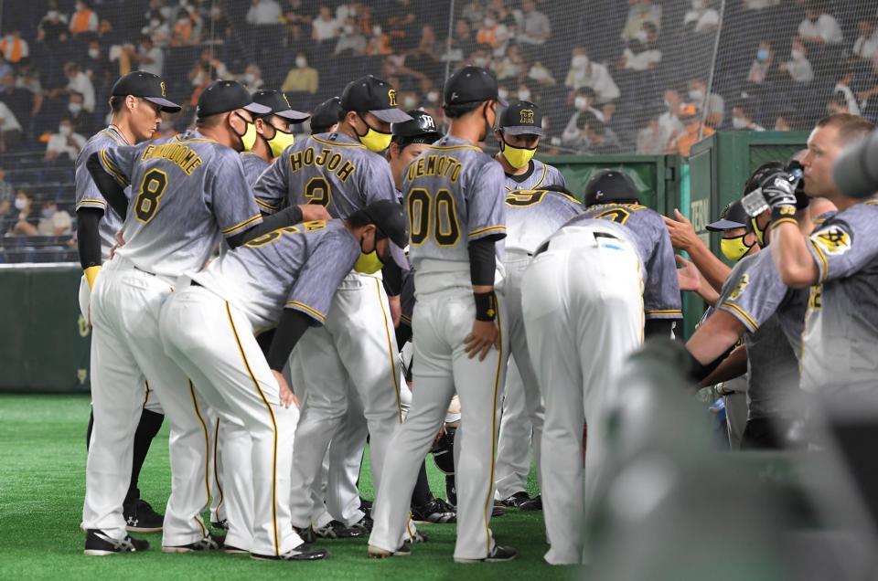 ４回の攻撃前、円陣を組むナイン＝東京ドーム（撮影・田中太一）