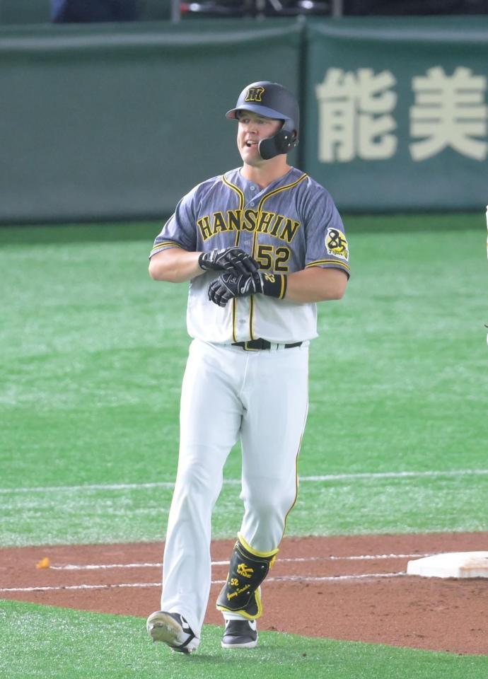 ６回、右飛に倒れたサンズ＝東京ドーム（撮影・堀内翔）