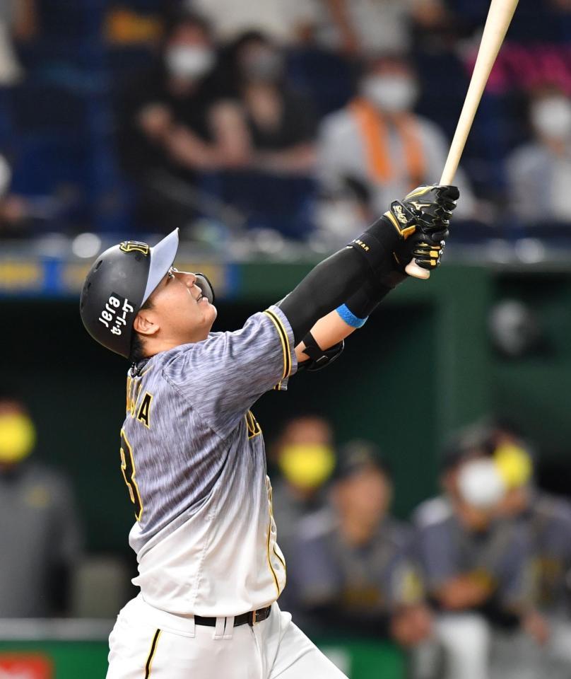 ９回、二飛を打ち上げ、天を仰ぐ大山＝東京ドーム（撮影・西岡正）