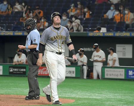 ９回、空振り三振に倒れるボーア（撮影・田中太一）