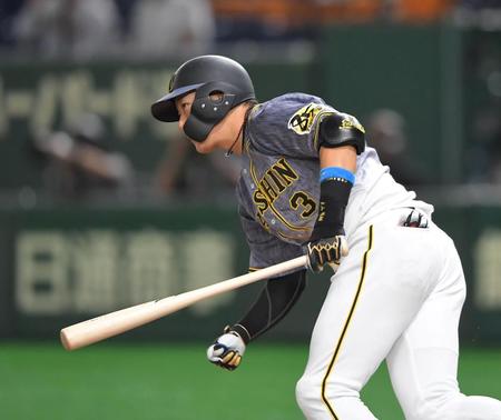 ４回阪神１死、二塁打を放つ阪神・大山悠輔＝東京ドーム（撮影・田中太一）