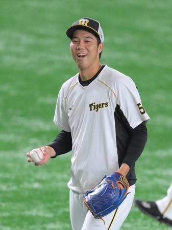 試合前の練習中に笑顔を見せる阪神・青柳（撮影・堀内翔）