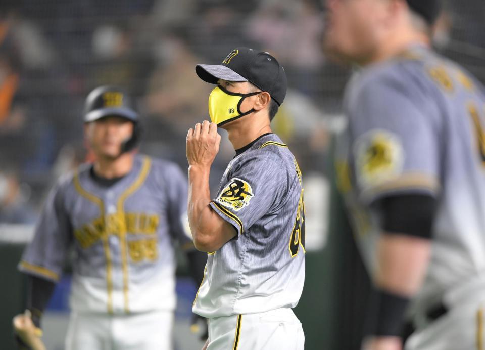 ７回、投手交代を告げる矢野監督（撮影・田中太一）