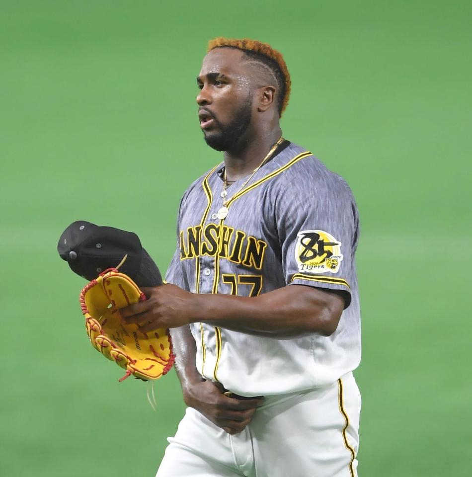 １回、２点を先制された阪神・ガルシアは険しい表情でベンチへ戻る（撮影・田中太一）