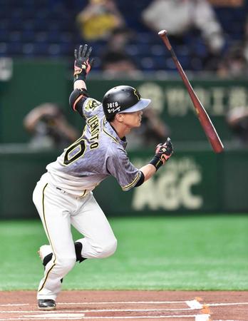 　１回、左中間へ二塁打を放つ上本