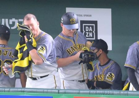 １回、空振り三振に倒れてベンチに戻る阪神・サンズ。左はボーア＝東京ドーム（撮影・堀内翔）