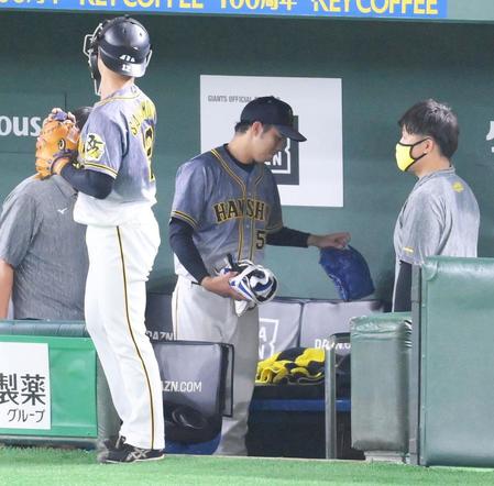 ７回、攻撃終了後にベンチを後にする阪神・青柳＝東京ドーム（撮影・堀内翔）