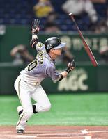 　１回、左中間へ二塁打を放つ上本