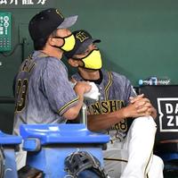 　８回、新井打撃コーチ（左）と話しながら厳しい表情の矢野監督