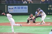 １回、空振り三振に倒れた阪神・サンズ（投手・戸郷）＝東京ドーム（撮影・堀内翔）