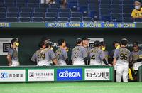 試合前円陣に加わる阪神・矢野燿大監督（左）＝東京ドーム（撮影・西岡正）