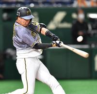 ２回、左前打を放つ阪神・大山＝東京ドーム（撮影・西岡正）
