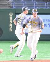 ４回、遊ゴロに倒れた阪神・サンズ。右はボーア＝東京ドーム（撮影・堀内翔）