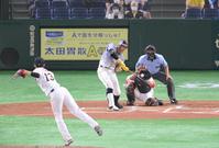 ３回、空振り三振に倒れる阪神・糸井（投手・戸郷）＝東京ドーム（撮影・堀内翔）