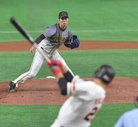 ２回、巨人・岡本（手前）を空振り三振に仕留める先発の阪神・青柳＝東京ドーム（撮影・田中太一）