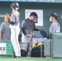 ７回、攻撃終了後にベンチを後にする阪神・青柳＝東京ドーム（撮影・堀内翔）