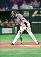 ７回阪神２死満塁、見逃し三振に倒れ、悔しさに下を向く阪神・中谷＝東京ドーム（撮影・西岡正）