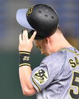 ８回、右飛に凡退する阪神・サンズ＝東京ドーム（撮影・西岡正）