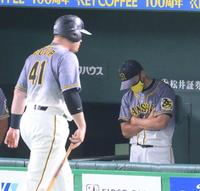 ７回、ベンチで下を向く矢野監督。空振り三振に倒れたボーア（左）＝東京ドーム（撮影・堀内翔）