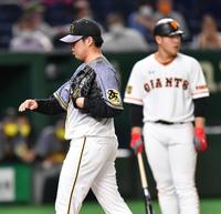 ８回、ワイルドピッチでピンチを広げた阪神・馬場＝東京ドーム（撮影・西岡正）