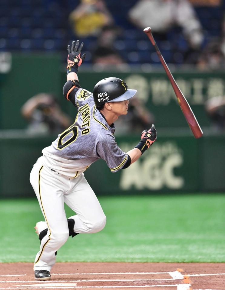 　１回、左中間へ二塁打を放つ上本