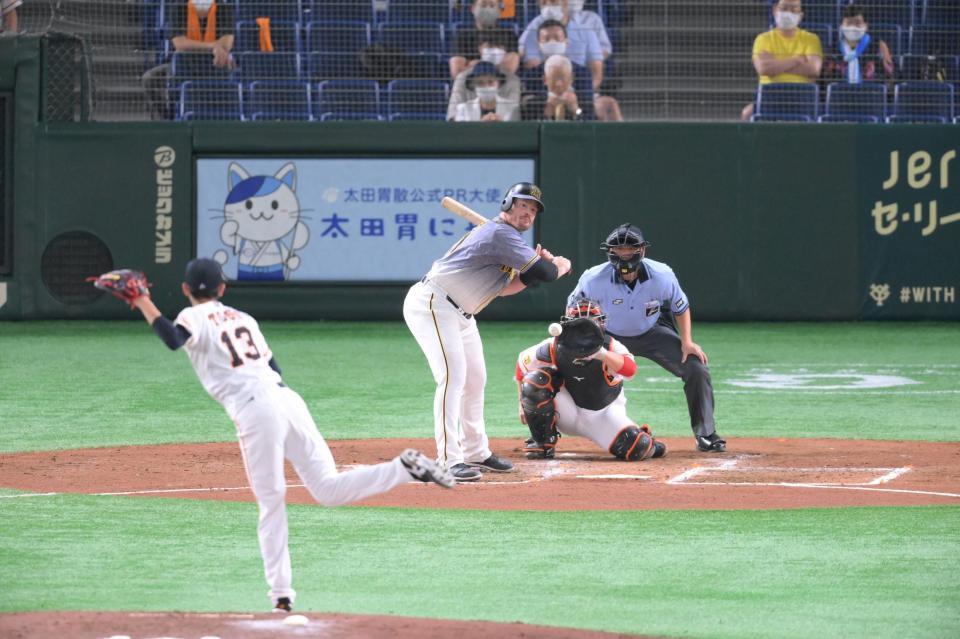 ４回、見逃し三振に倒れる阪神・ボーア＝東京ドーム（撮影・堀内翔）