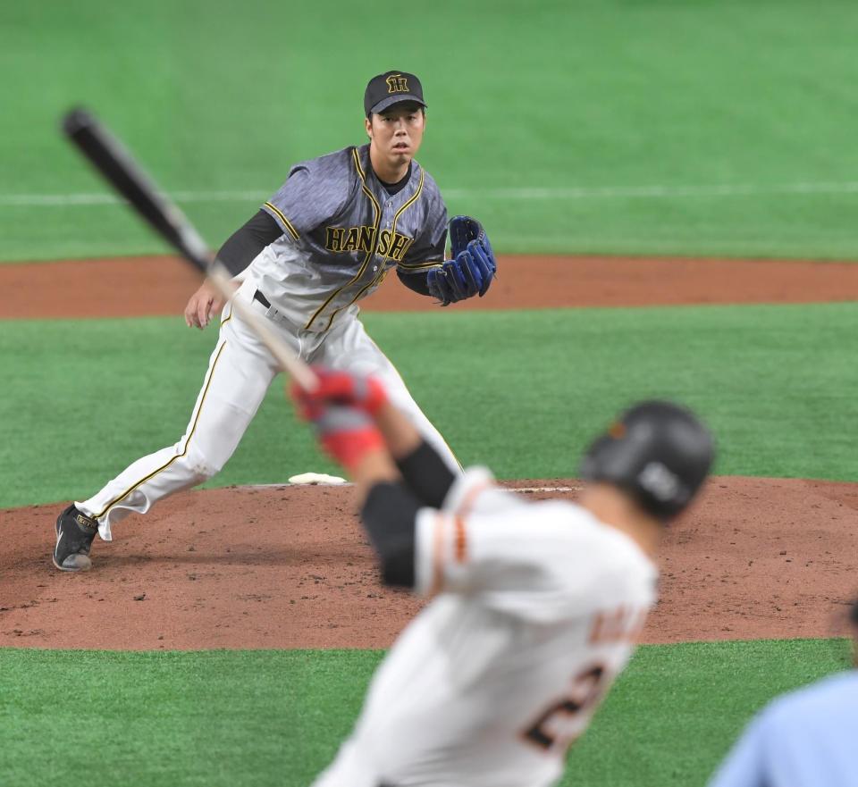 ２回、巨人・岡本（手前）を空振り三振に仕留める先発の阪神・青柳＝東京ドーム（撮影・田中太一）