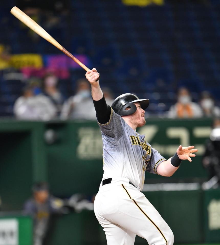 ７回、空振り三振に倒れる阪神・ボーア＝東京ドーム（撮影・西岡正）