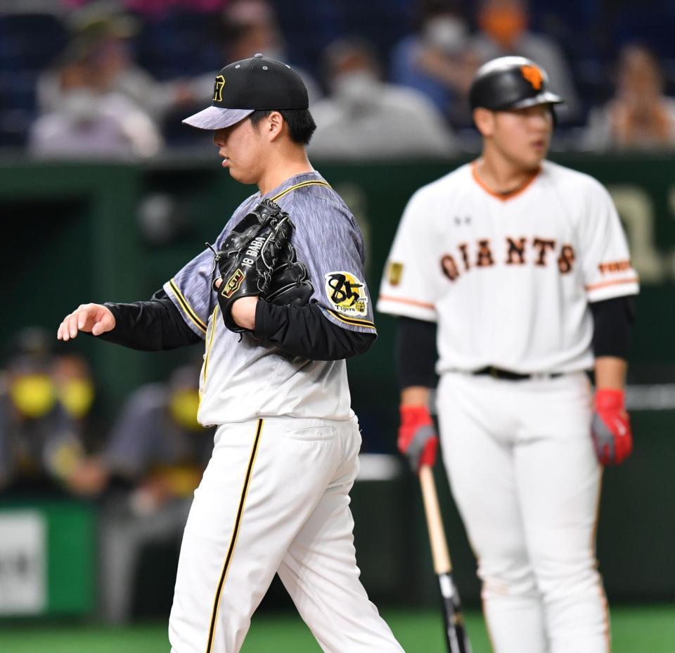 ８回、ワイルドピッチでピンチを広げた阪神・馬場＝東京ドーム（撮影・西岡正）