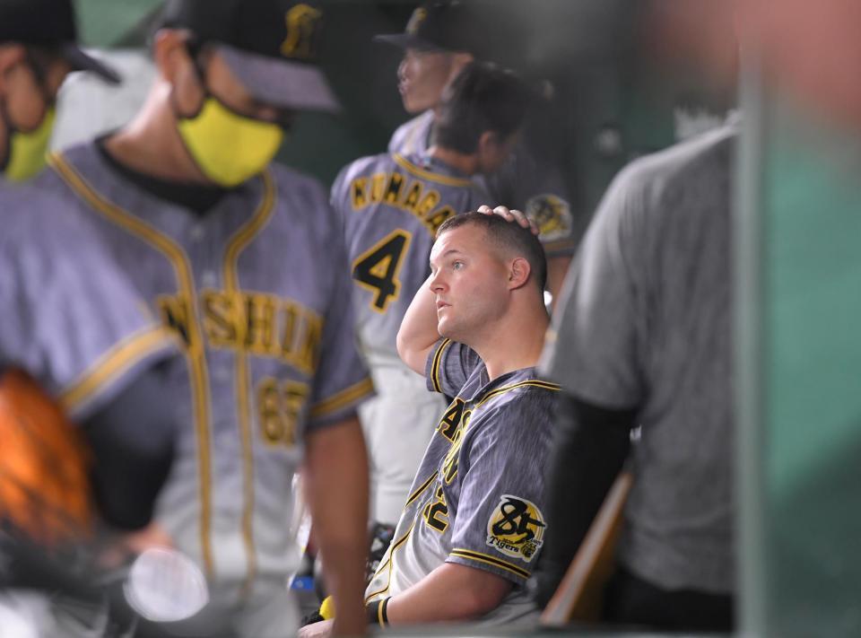 ４番に座った阪神・サンズは不発に終わり、試合後もベンチに座ったままグラウンドを見つめる＝東京ドーム（撮影・田中太一）