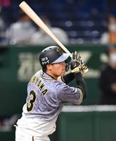 　７回、右前打を放つ大山