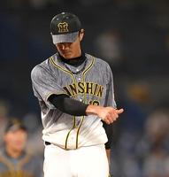 ３回ヤクルト無死一塁、ヤクルト　アルシデス・エスコバーを併殺打に打ち取り小さくサムアップポーズをする阪神・藤浪晋太郎＝神宮球場（撮影・中田匡峻）