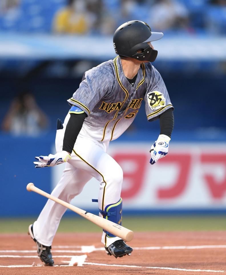 １回阪神無死、二塁打を放つ阪神・近本光司＝神宮球場（撮影・中田匡峻）