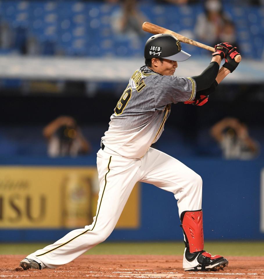 ２回阪神１死満塁、先制適時内野安打を放つ阪神・藤浪晋太郎＝神宮球場（撮影・中田匡峻）