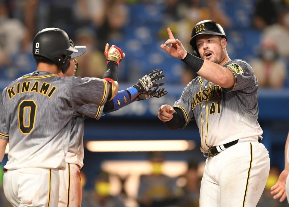 ３回阪神２死一塁、２ランを放った阪神　ジャスティン・ボーア（右）＝神宮球場（撮影・中田匡峻）