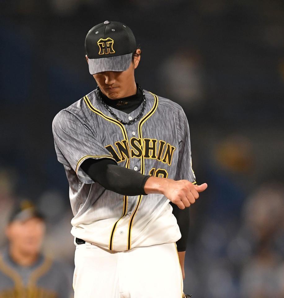 ３回ヤクルト無死一塁、ヤクルト　アルシデス・エスコバーを併殺打に打ち取り小さくサムアップポーズをする阪神・藤浪晋太郎＝神宮球場（撮影・中田匡峻）