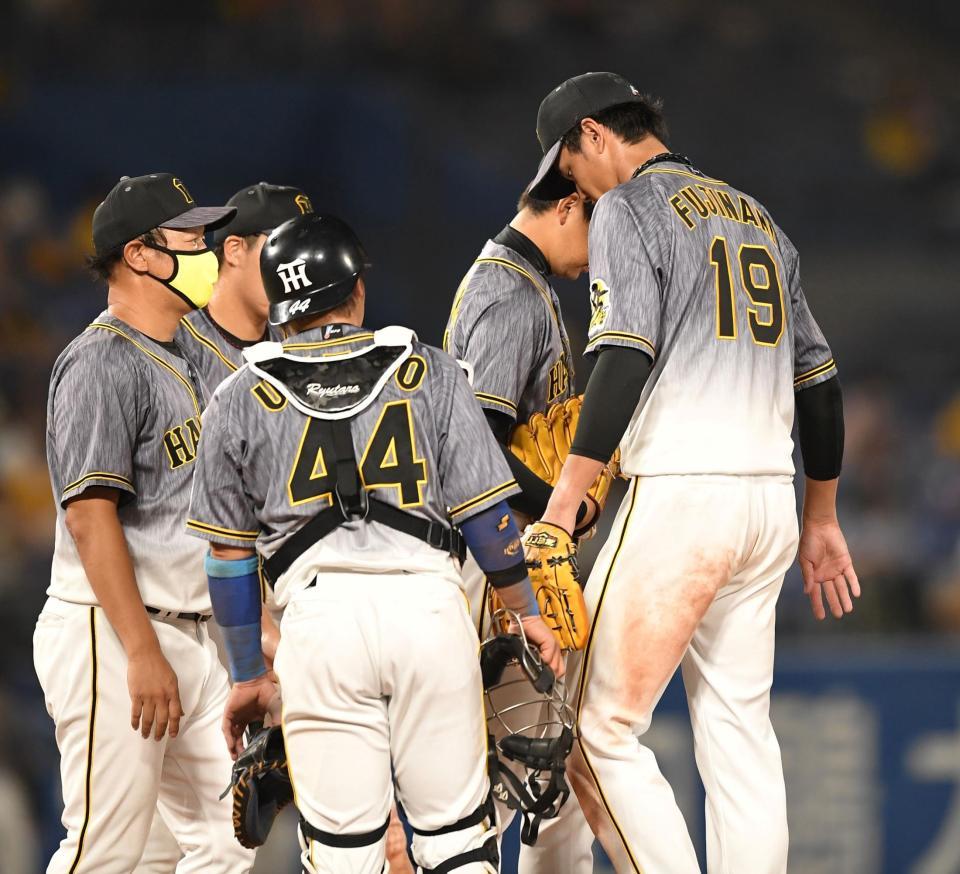 ７回ヤクルト１死二塁、打者　ヤクルト・村上宗隆を迎え、降板する阪神・藤浪晋太郎（１９）＝神宮球場（撮影・中田匡峻）