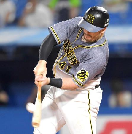 　３回、中越えへ２ランを放つボーア