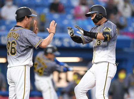 　１回、先制３ランを放ち生還する阪神・大山（右）（撮影・中田匡峻）