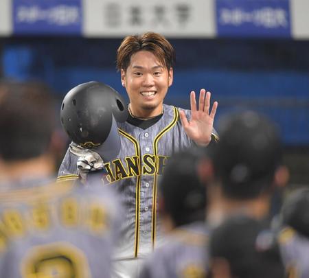 　４回、近本の適時打で生還した西勇は迎えるナインに笑顔を見せる（撮影・田中太一）