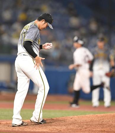 ８回、ヤクルト・青木宣親（後方）に満弾を浴びた阪神・岩貞祐太＝神宮球場（撮影・中田匡峻）