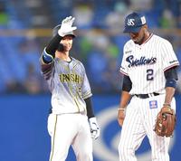 　２回、適時打を放ち塁上で手を上げる近本